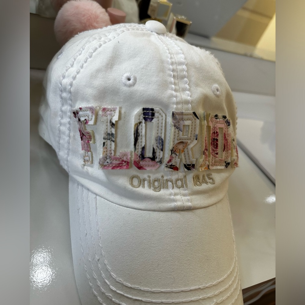 Beach hat - Picture 2 of 3